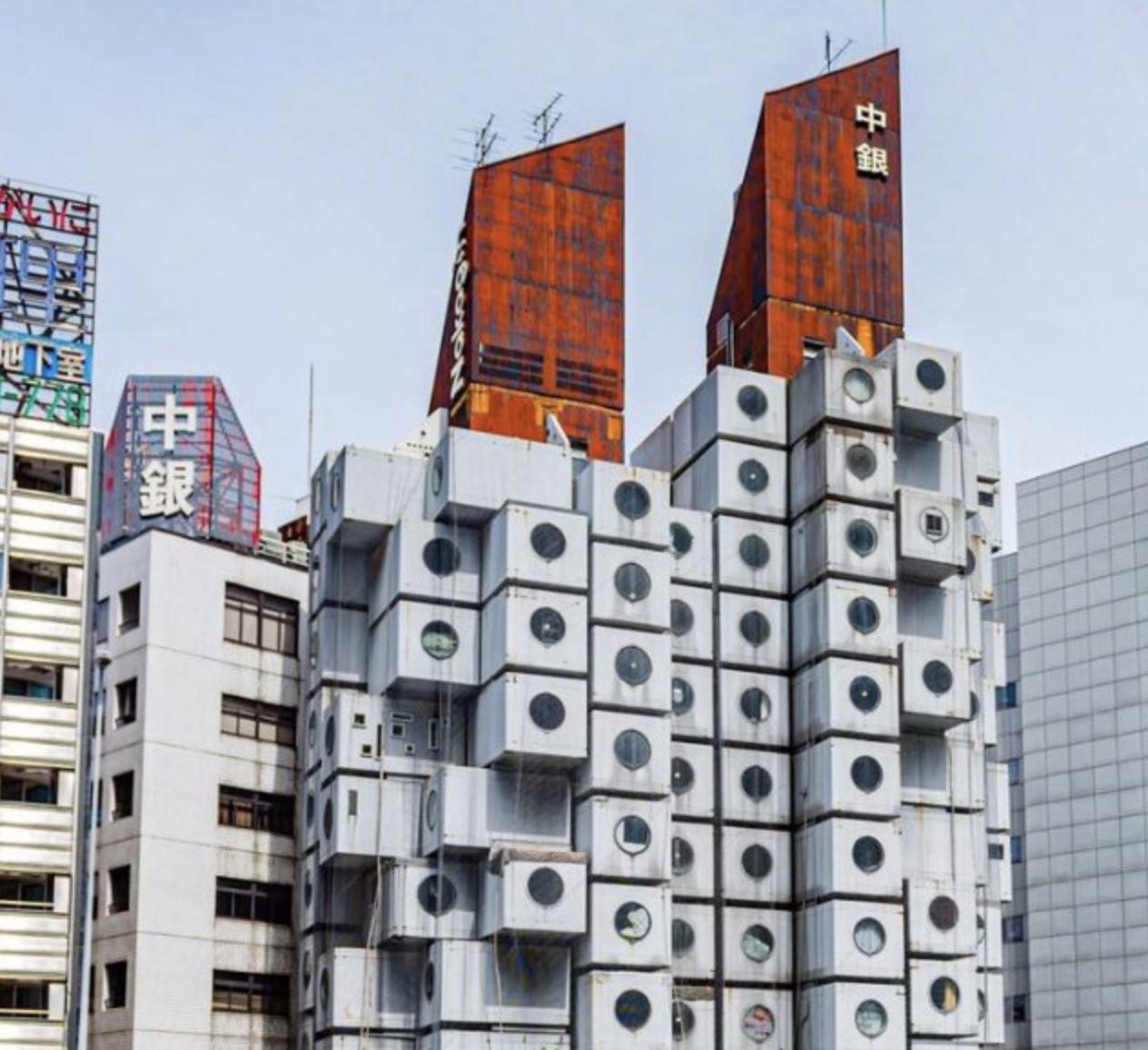 1970年代，由日本著名建筑师黑川纪章设计的“中银胶囊塔”。  资料 图