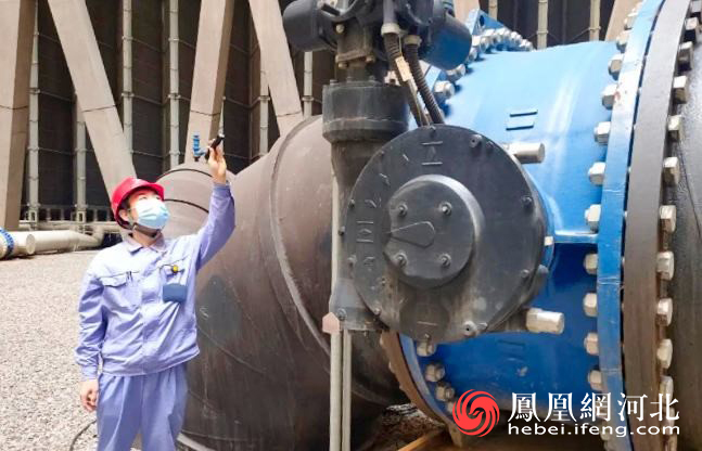 图为京能秦皇岛热电有限公司工作人员正在进行设备检修。