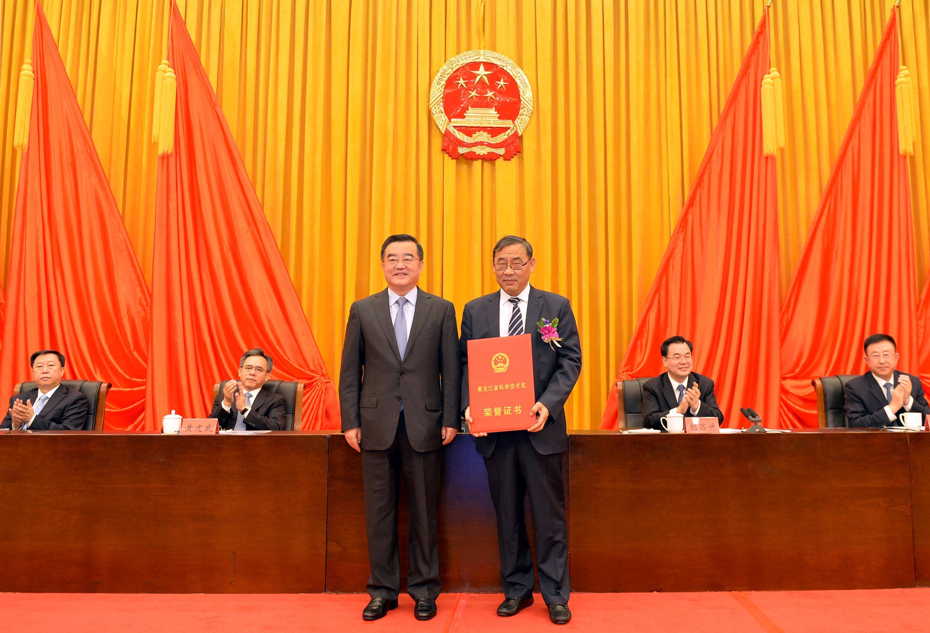 科学技术奖获得者中国工程院院士,哈尔滨工业大学教授邓宗全颁发证书