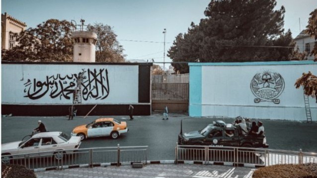 凤凰直击|美国驻阿富汗大使馆一整面墙被刷成塔利班国旗