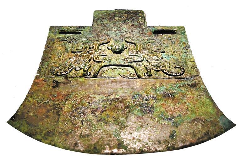 “商王后妇好持钺想象图”及妇好钺（资料图）