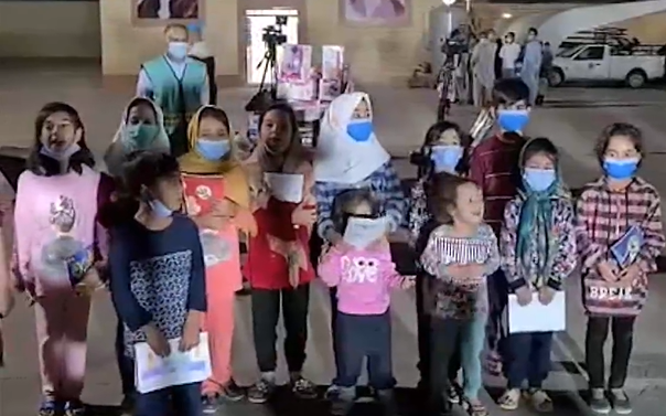 阿富汗孩童随父母逃到伊朗 难民营里唱赞美祖国的歌