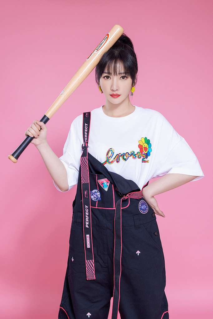 柳岩手握棒球棍化身运动女孩甜酷十足.