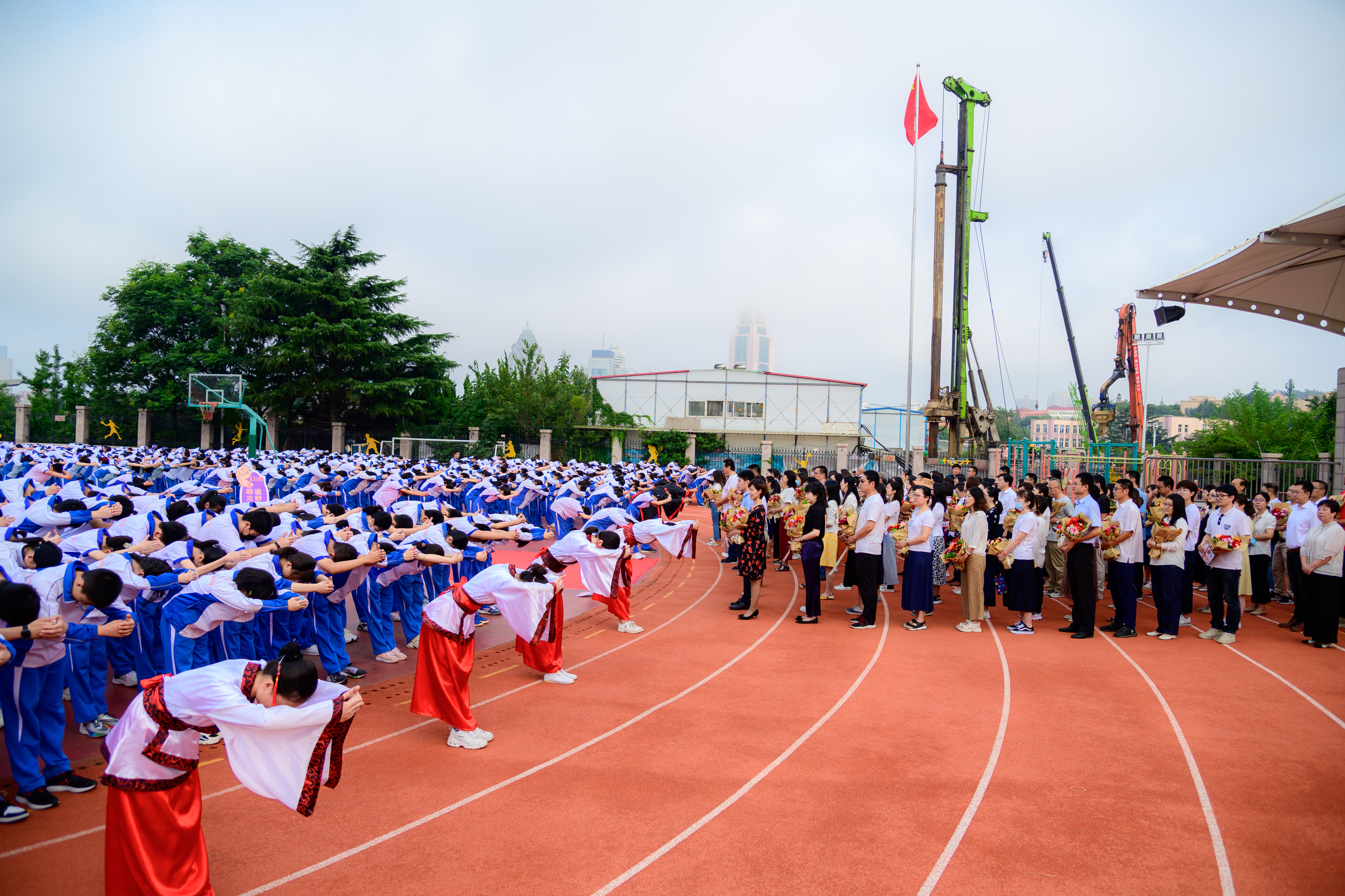 拜师礼传师道青岛实验初中举行教师节庆祝大会暨师德教育月启动仪式