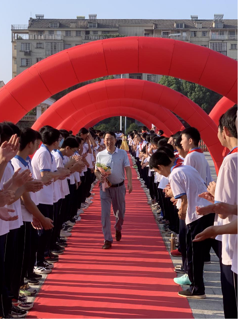 进贤县：暖心礼物致敬教师