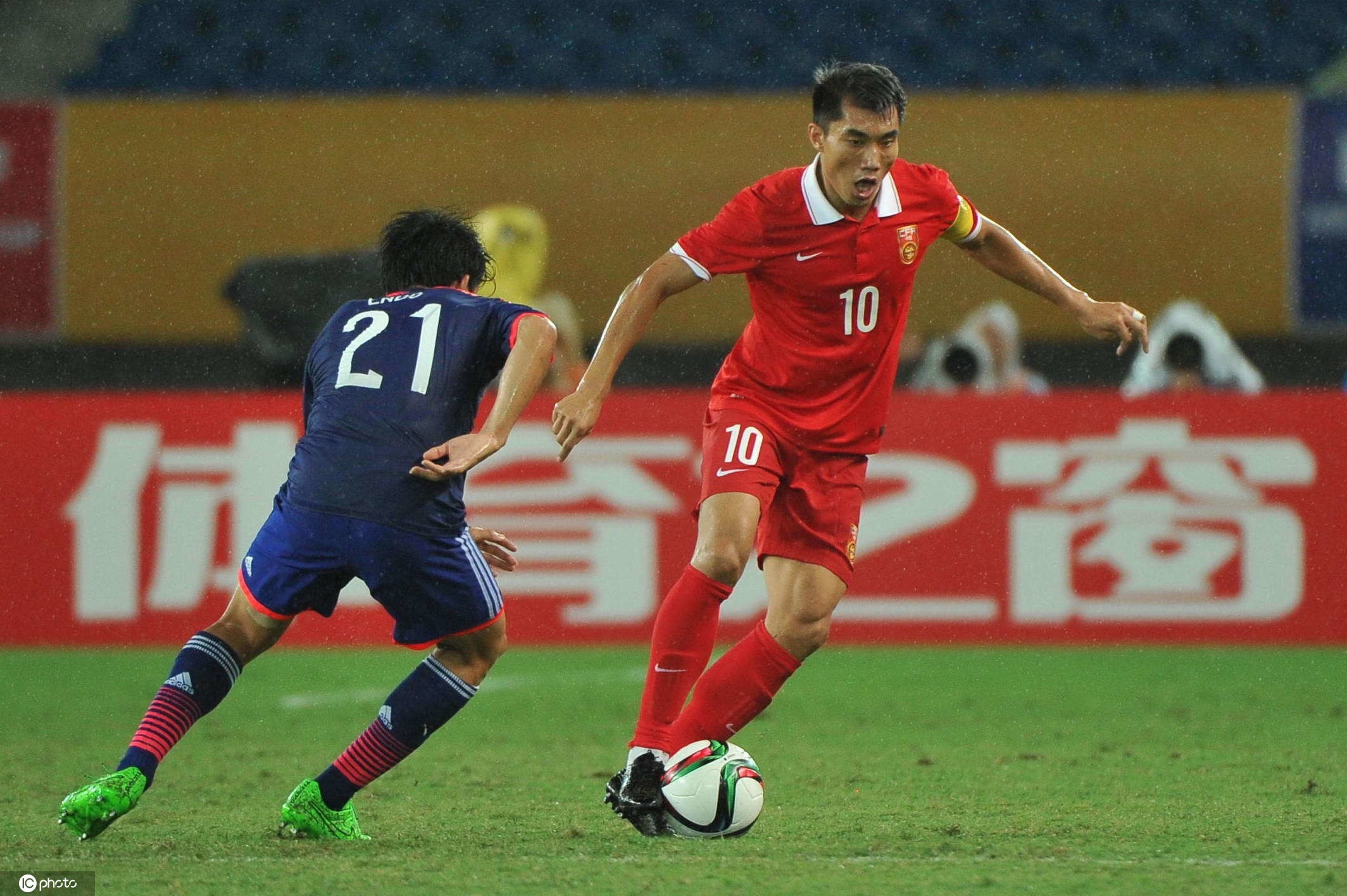 2015东亚杯男足赛，中国1-1日本。亚洲两大知名中场郑智和远藤航在这场比赛中正面交锋，堪称亮点。