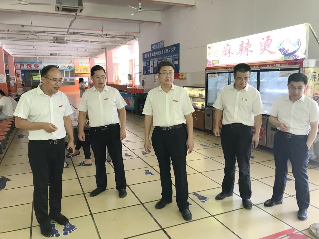 张家菁在学生食堂检查食堂防疫标识