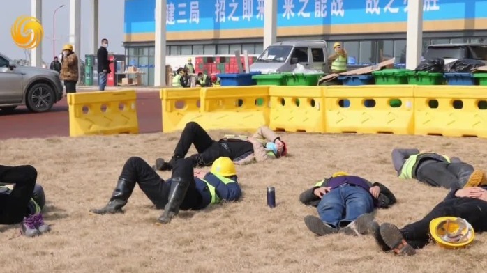 回顾雷神山建设：工人们累到直接在现场穿着衣服睡觉