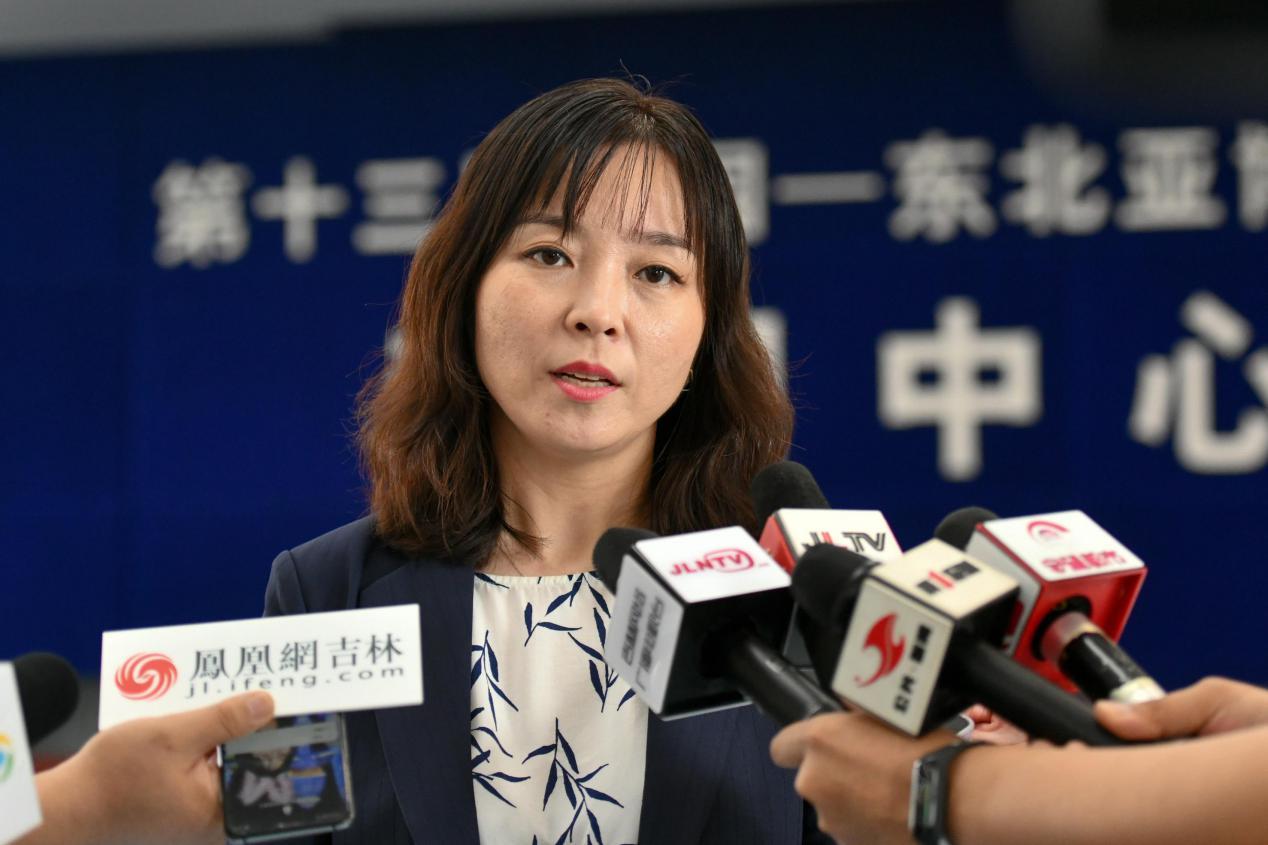 吉林省商务厅会展处处长尹禄接受媒体采访。