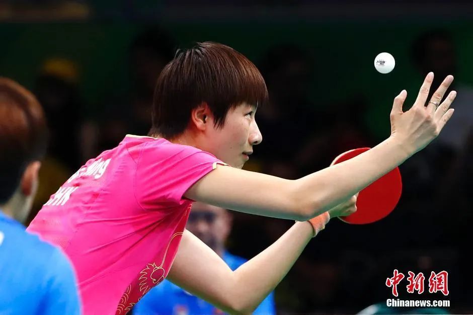 在约奥运会乒乓球女子单打第四轮比赛中，中国选手丁宁以4比0战胜中国香港选手杜凯琹，晋级女单八强。中新网记者 富田 摄