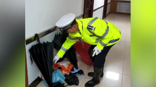 交警雨中执勤收到群众送的十几把雨伞：身上湿了但心里暖和
