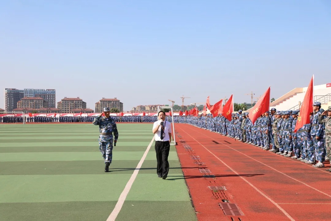 青岛求实职业技术学院21级新生军训会操暨开学典礼圆满举行