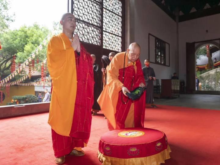 中国佛教协会副会长,普陀山普济禅寺方丈道慈大和尚为圆诠法师送位