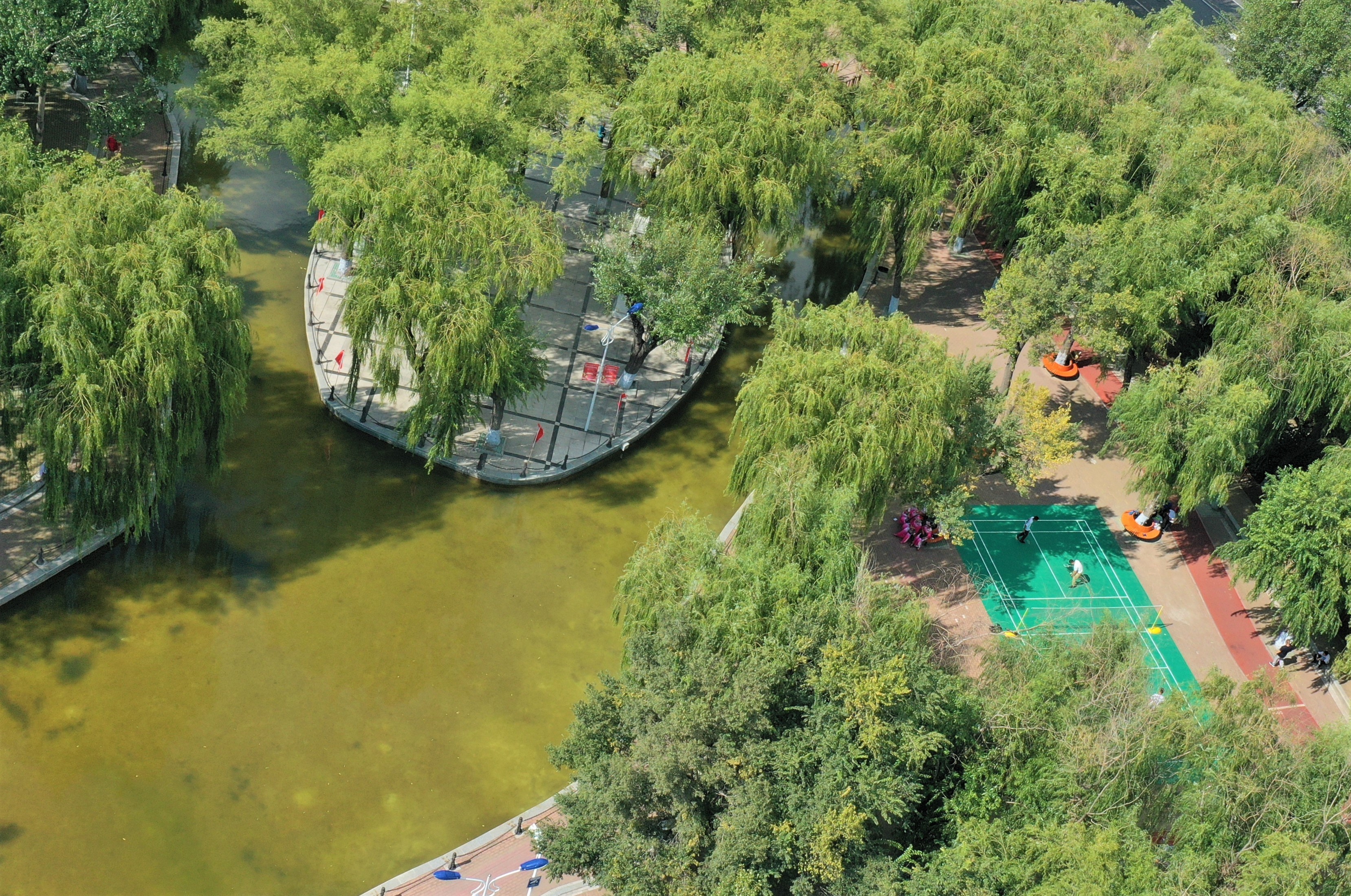 建国公园人工湖边增设羽毛球场地