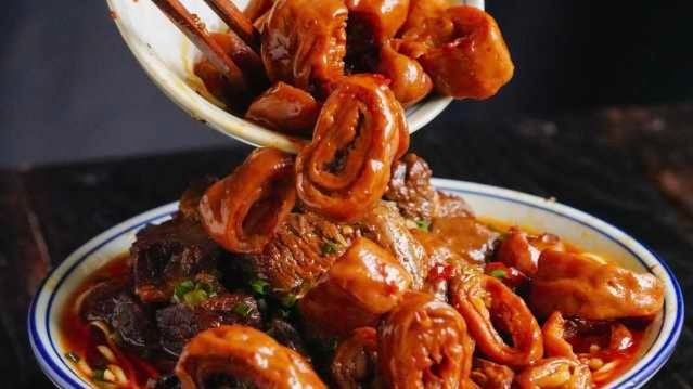 人类高质量宵夜！肥肠牛肉面，男人的浪漫