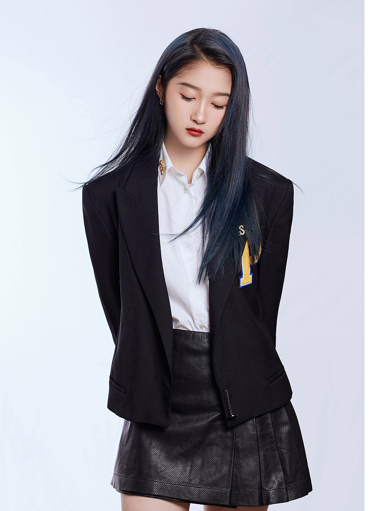 关晓彤穿黑色西装化身酷飒学姐黑蓝发色低调不失高级感