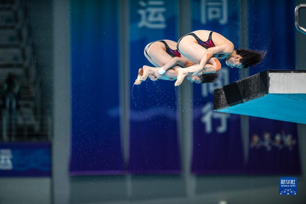 9月6日，广东队选手罗春晓（右）/何妍伟在女子团体10米双人跳台比赛中，她们以222.78分获得第一名。