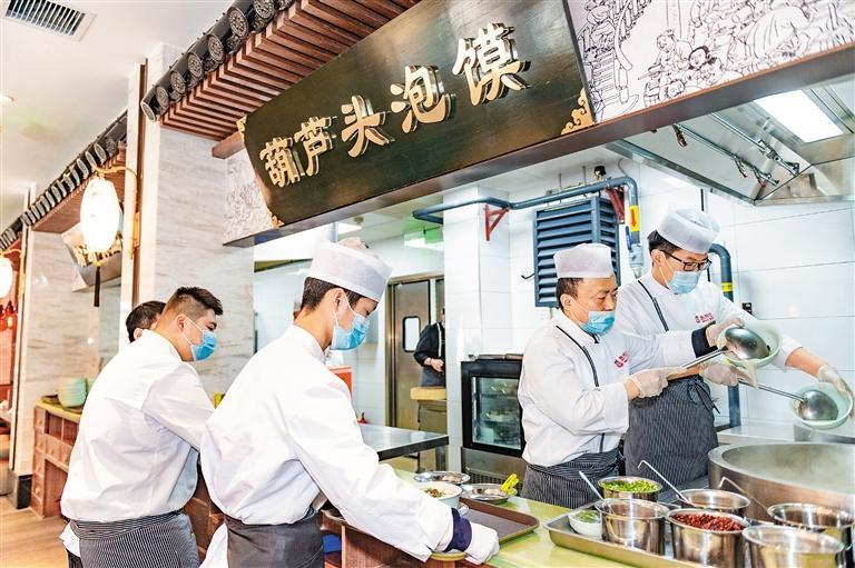 西安地道美食葫芦头泡馍。(资料图片 记者 李福民 摄)