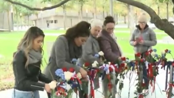 女子纽约悼念9·11去世亲友 曾以为飞机撞世贸大厦是电影画面