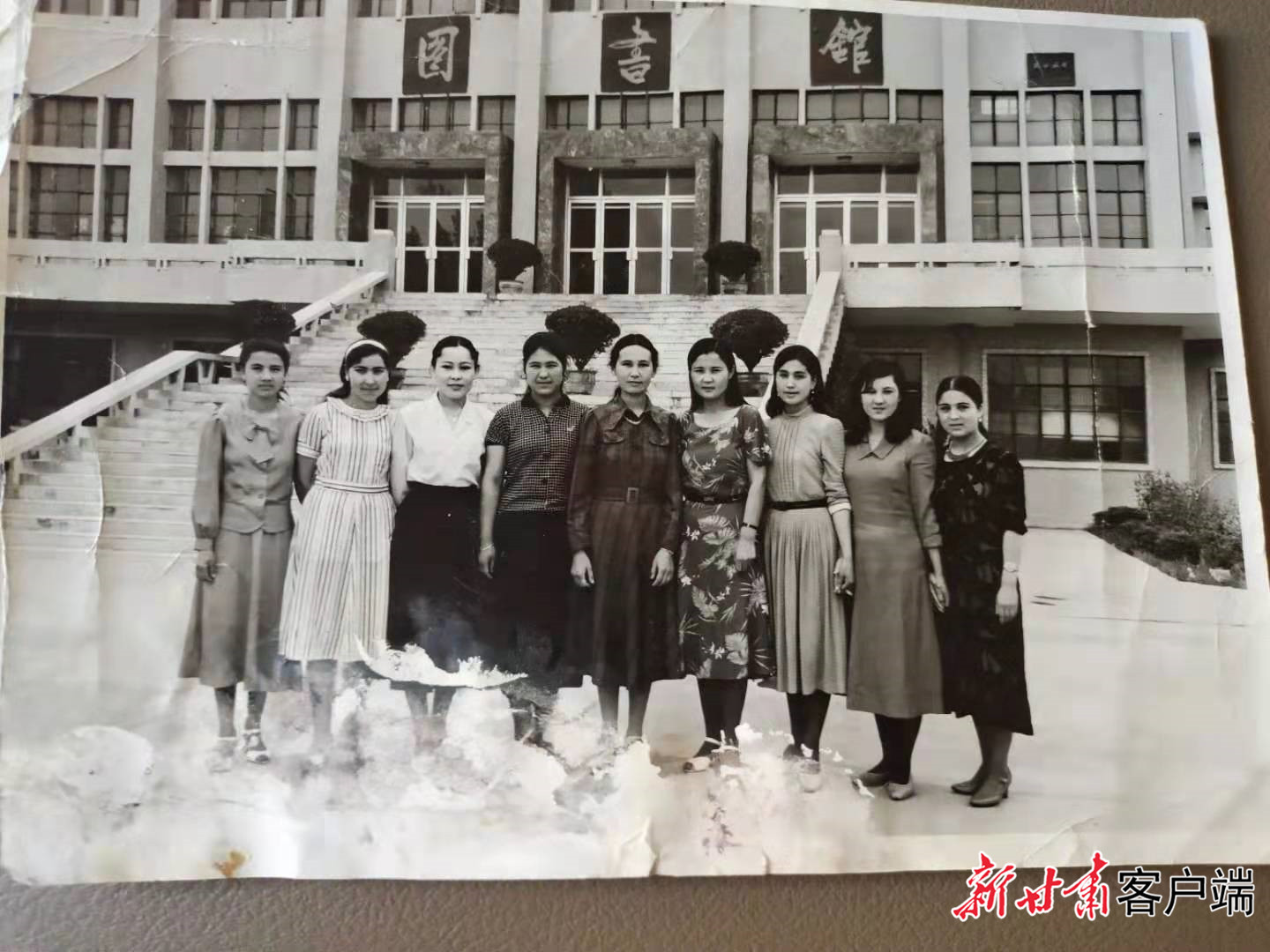 西北政法大学新疆预科班的女生们在图书馆前拍照留念。（左二为帕提古丽&middot;依明）