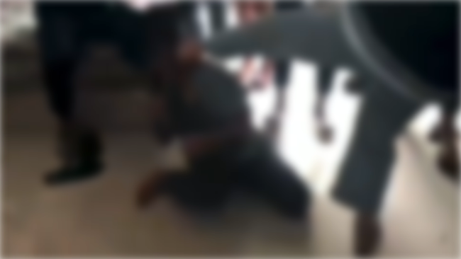 网传云南建水一女孩遭群殴 当地官方：注意到视频 正在调查中