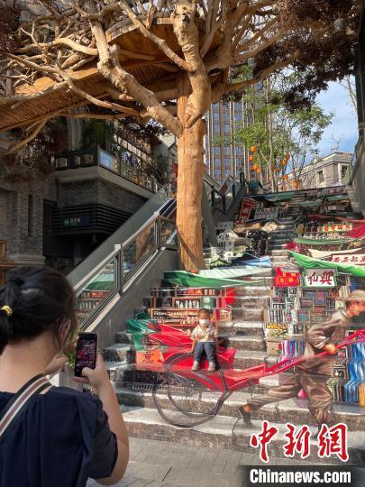 图为老香港街景在山城重庆被3D艺术还原，吸引市民合影拍照。 刘贤 摄