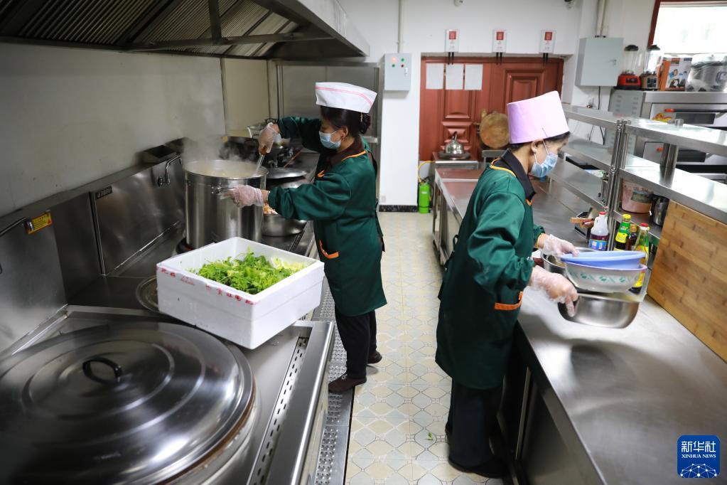 9月3日，在甘肃甘南夏河县拉卜楞综合社会福利中心，工作人员在准备午餐。新华社记者 文静 摄