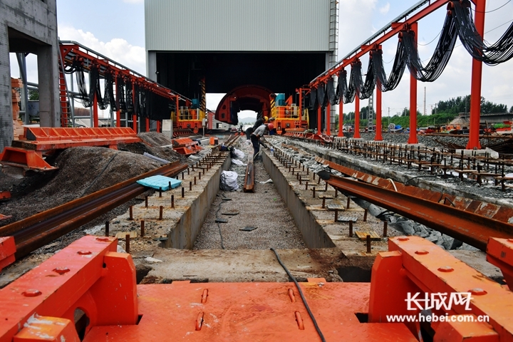 工人在迁安市天道仓储物流港铁路专用线项目进行基础施工