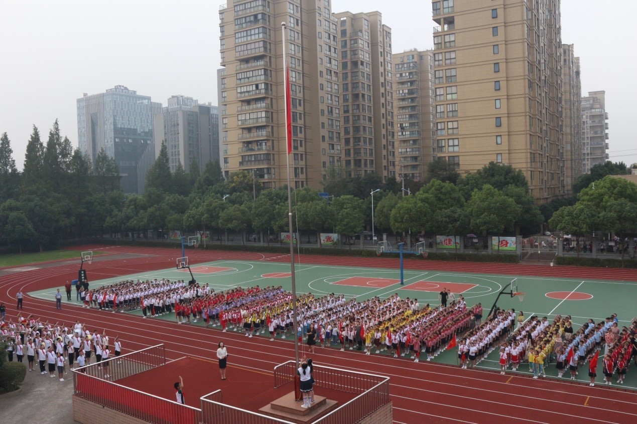 鉴湖街道中心小学举行"强国有我心向党 幼山学子立志向"主题开学礼