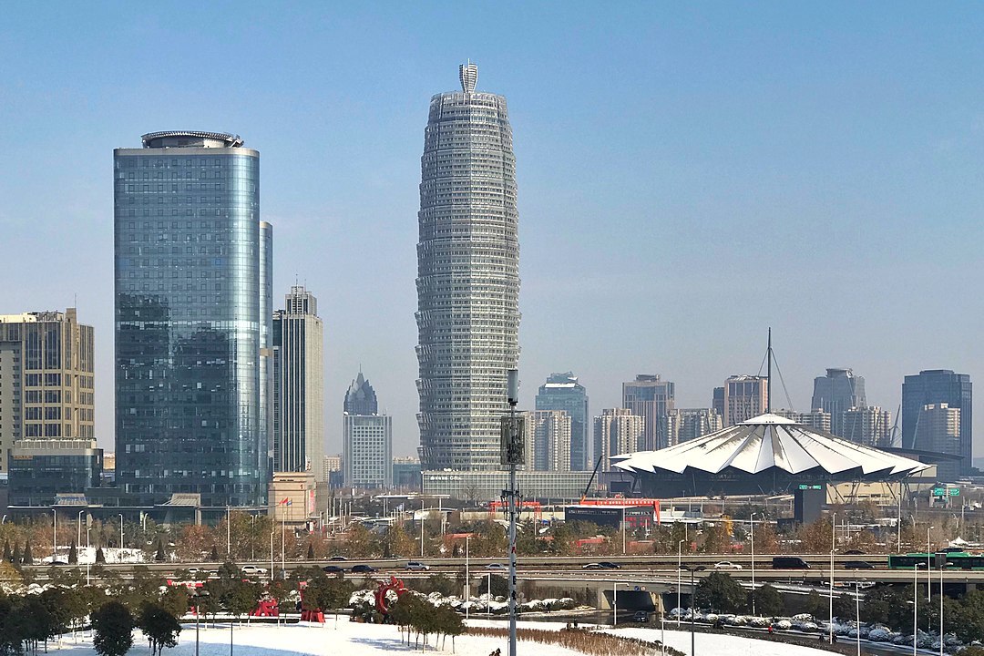 2001年8月，郑州市面向海内外对郑东新区规划进行国际征集。经过选拔，日本黑川纪章方案脱颖而出。2002年12月，2002城市规划国际会议在西班牙举行，黑川纪章凭借郑东新区的设计，获得了首届“国际城市规划设计杰出奖”。 维基百科 图