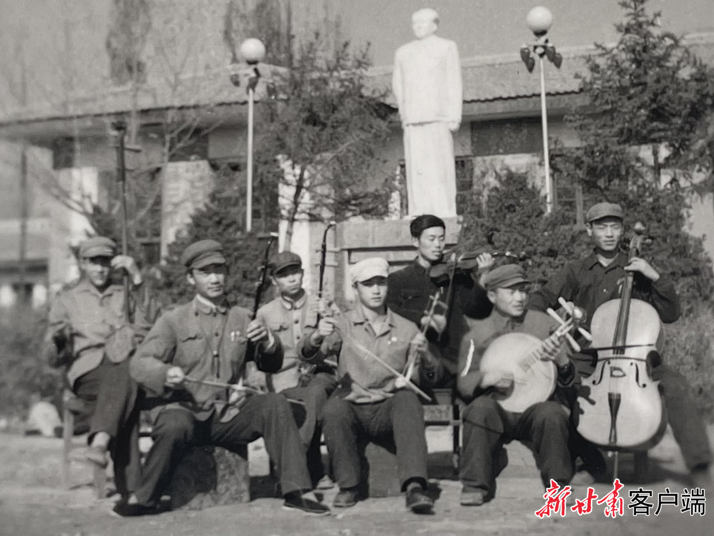 曾正志（后排右二）参加社团活动