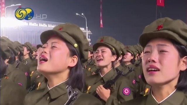 朝鲜建国73周年阅兵现场！军民含泪高呼“誓死拥护金正恩”