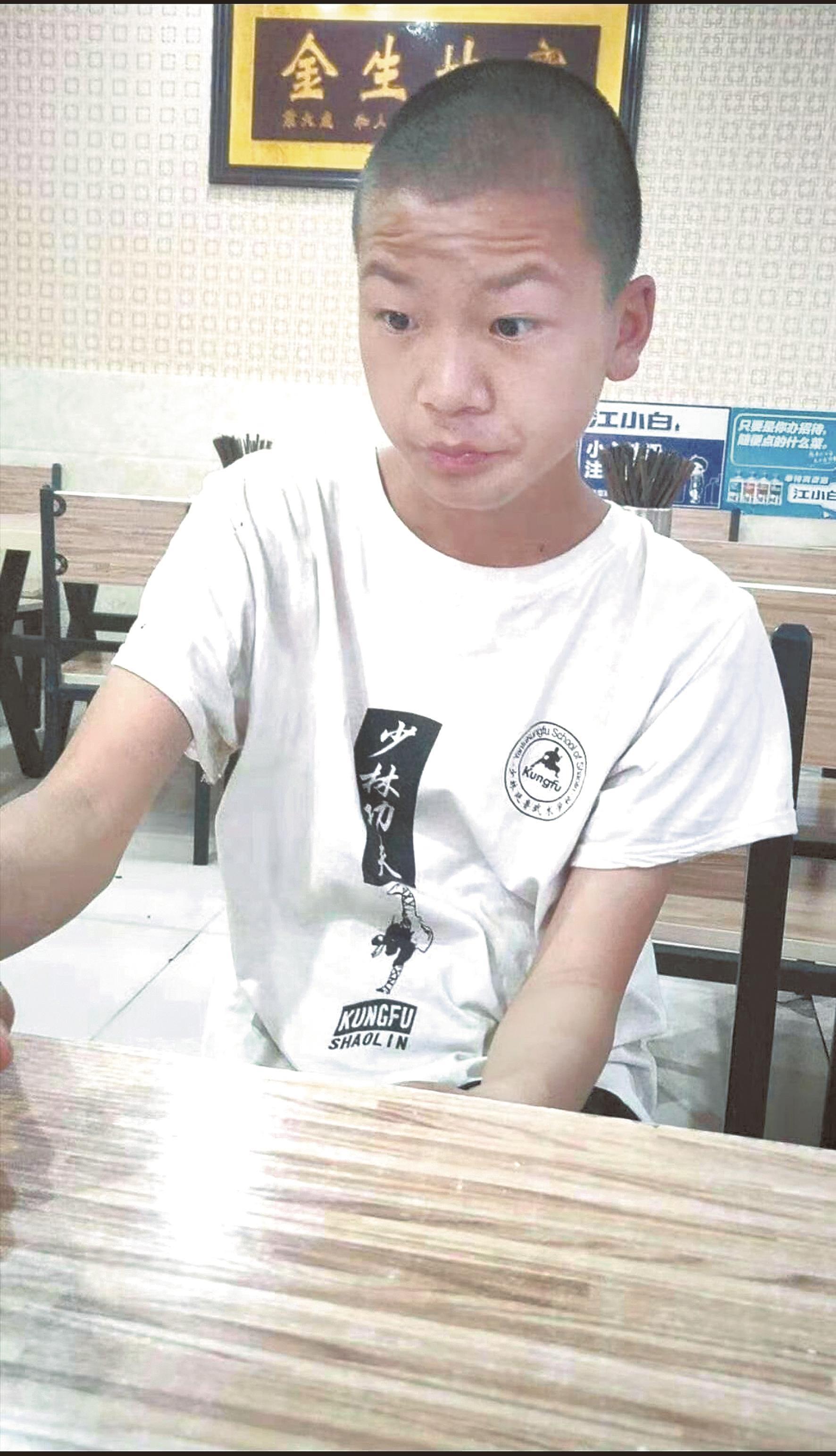 用尽力气托起落水女同学大悟少年为救人不幸溺亡 凤凰网