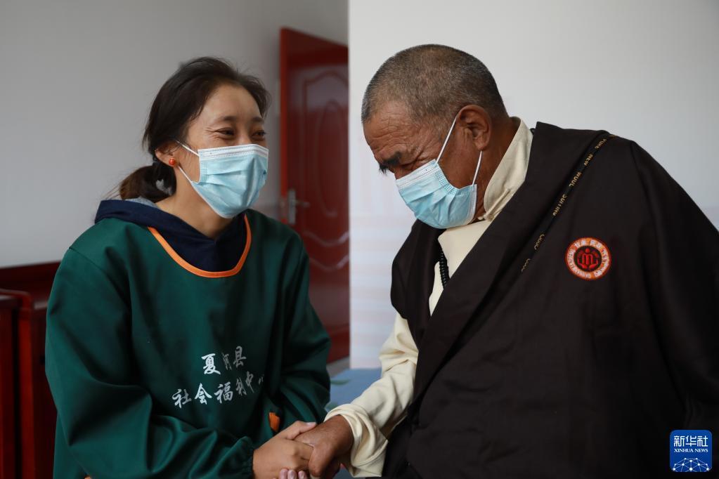 9月3日，在甘肃甘南夏河县拉卜楞综合社会福利中心，护理人员陪老人聊天。新华社记者 杜哲宇 摄