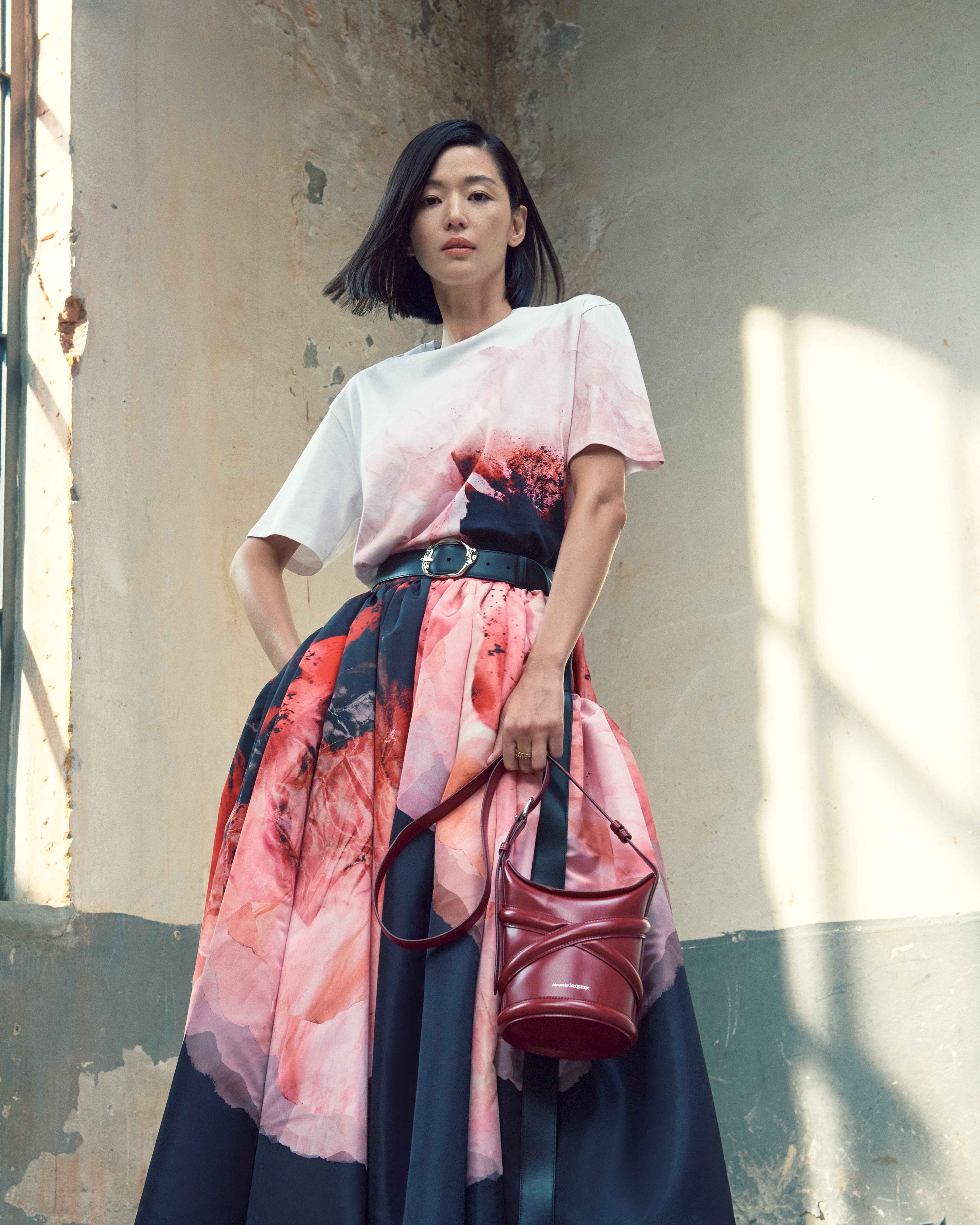 alexander mcqueen韩国品牌大使全智贤 演绎2021秋冬anemones(银莲花)