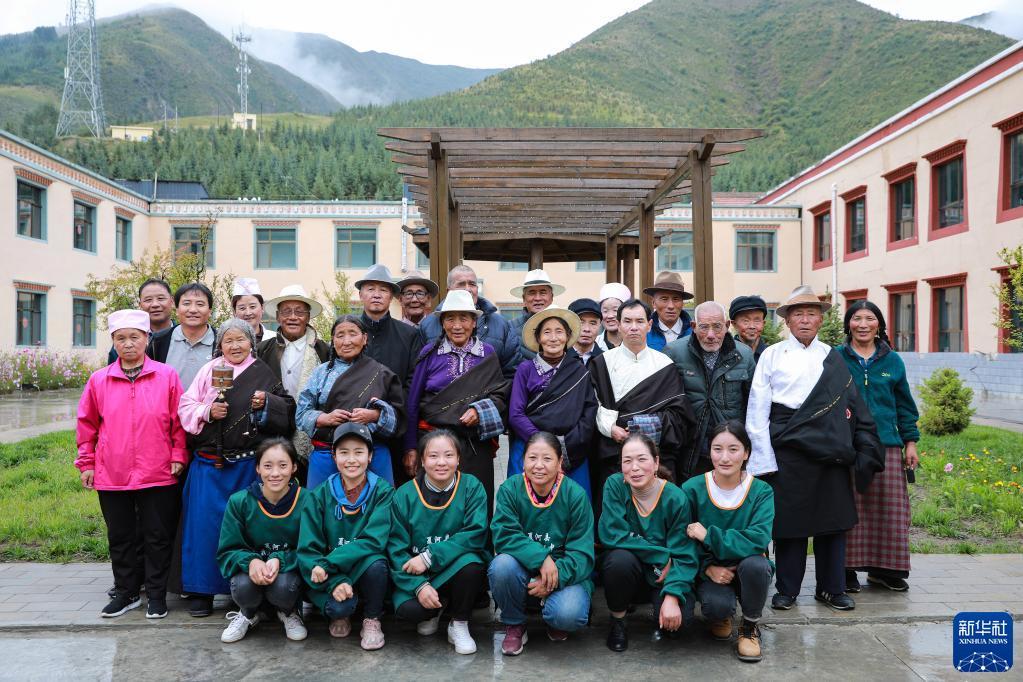 这是甘肃甘南夏河县拉卜楞综合社会福利中心入住老人和工作人员的合影（9月3日摄） 新华社记者 杜哲宇 摄