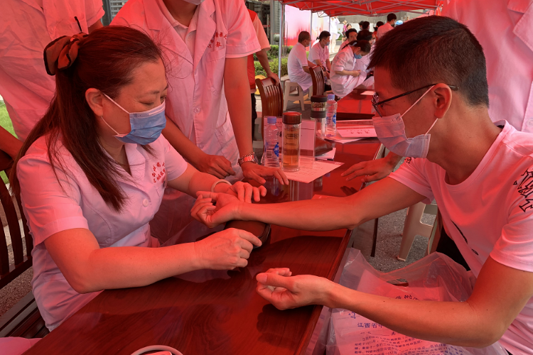 针灸二科的副主任中医师徐杨青为患者把脉