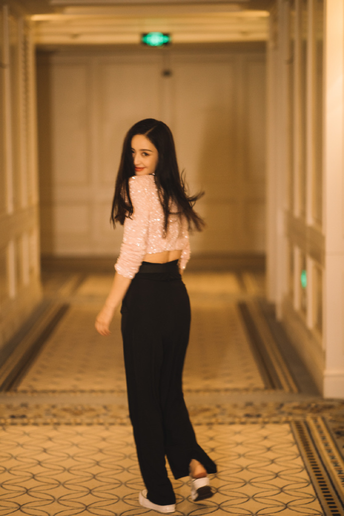 佟丽娅跑步上班俏皮灵动长发飘飘笑容甜美可人