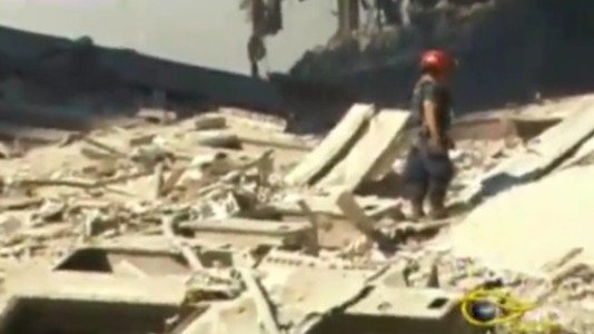 911事故现场画面：到处都是坍塌的建筑物，搜救员全速搜索