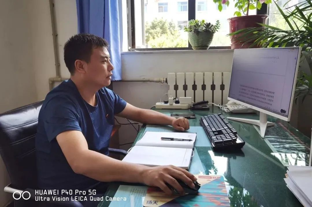 黑成“包公”脸 他铁面无私当好金川建设人