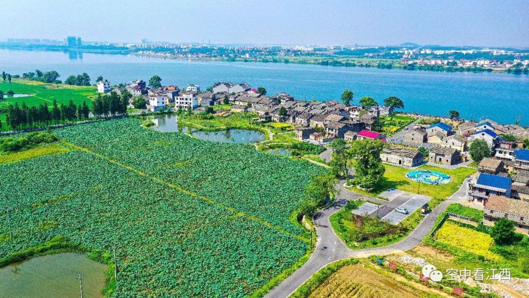 9月6日,航拍江西省吉安市吉水县醪桥镇固州古村,只见蓝天,白云,碧水交