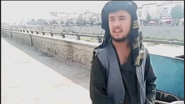 街头采访阿富汗人：觉得美国人怎么样？卖鸽子小贩：他们干了很多坏事