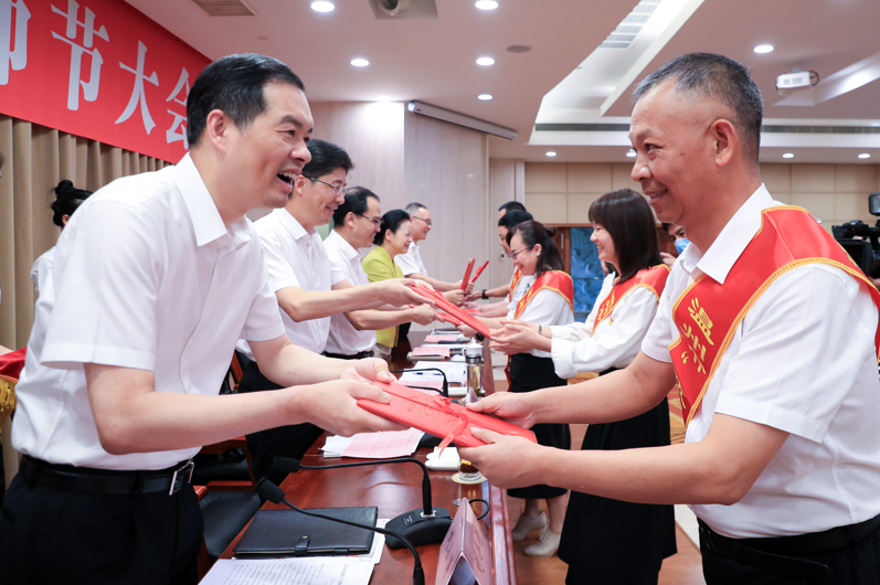 温州市委书记刘小涛让尊师重教在瓯越大地蔚然成风