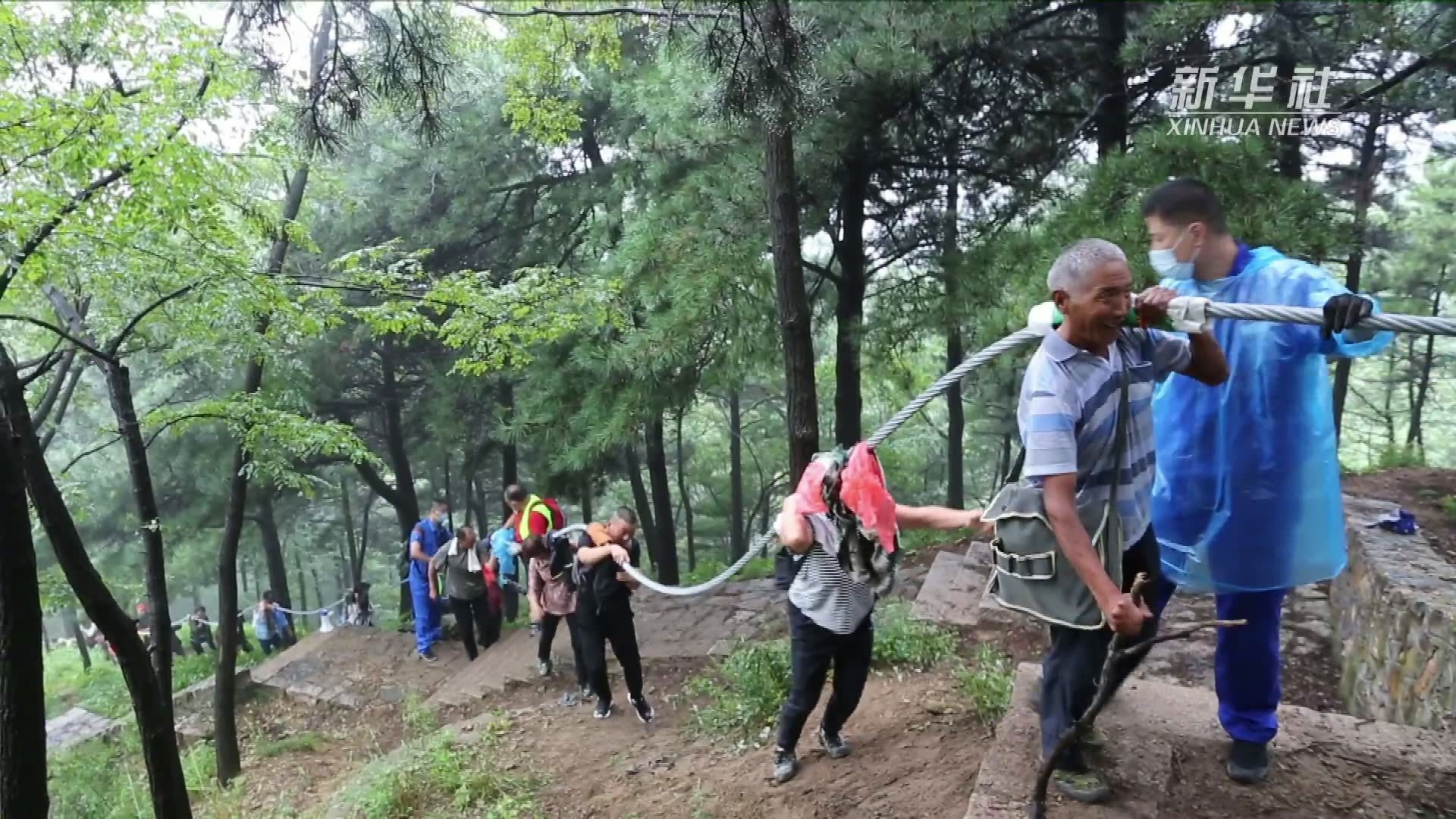 场面壮观！看520余名挑山工 泰山上运钢索