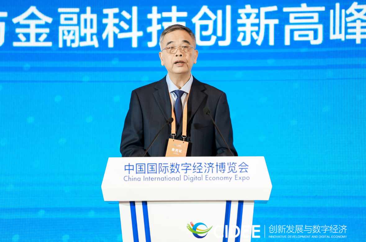 中国人民银行原副行长、中国互联网金融协会会长 李东荣