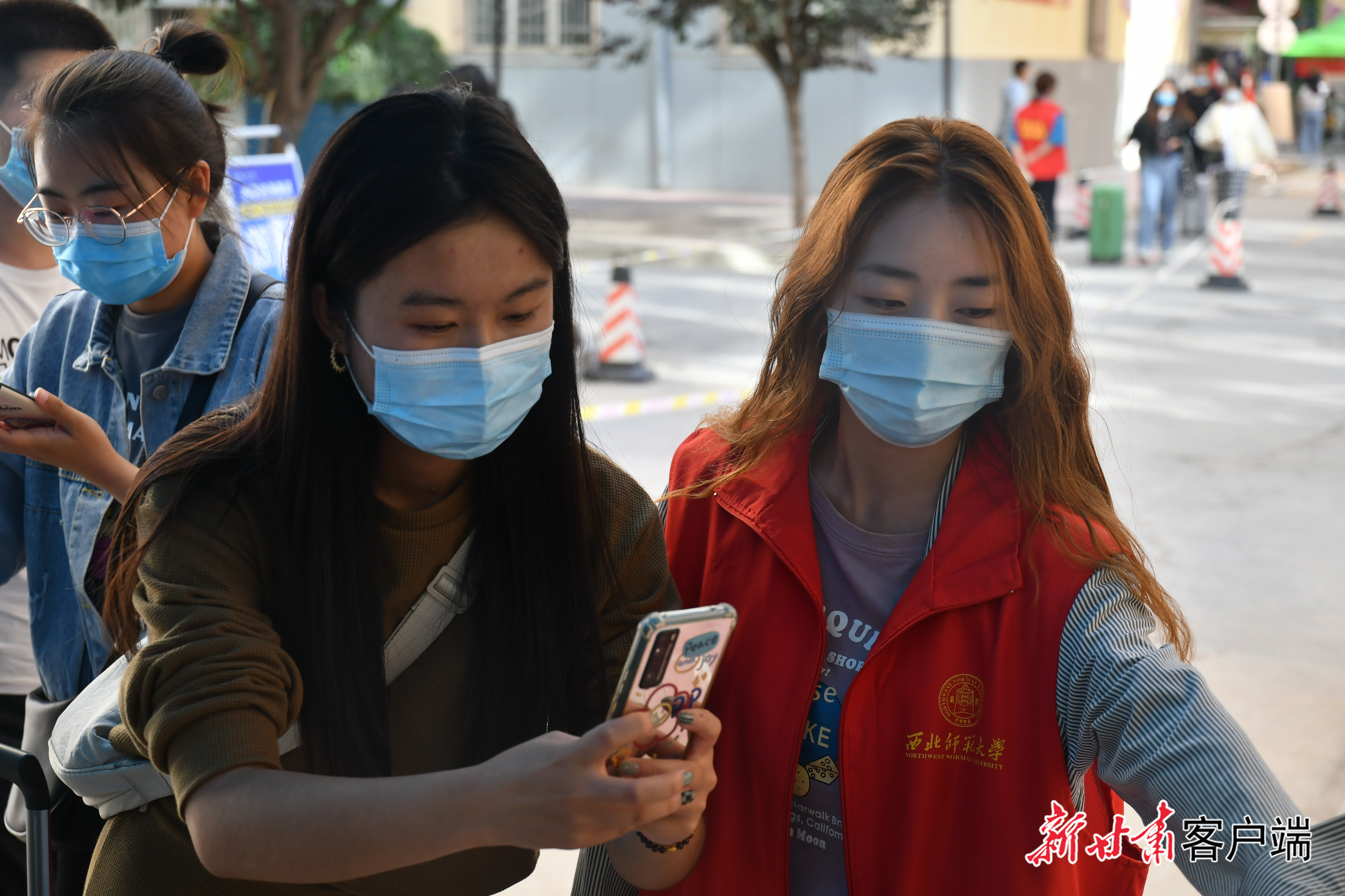 开学了，央金卓玛（左一）打开手机扫健康码