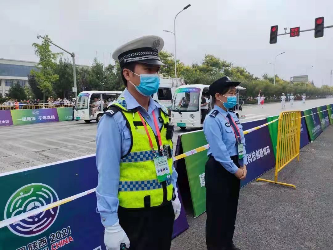 杨凌监狱警察维护现场秩序