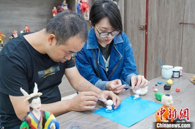 <a target='_blank' href='http://www.chinanews.com/'>中新社</a>记者(右)现场体验面塑制作过程。　陈争强 摄