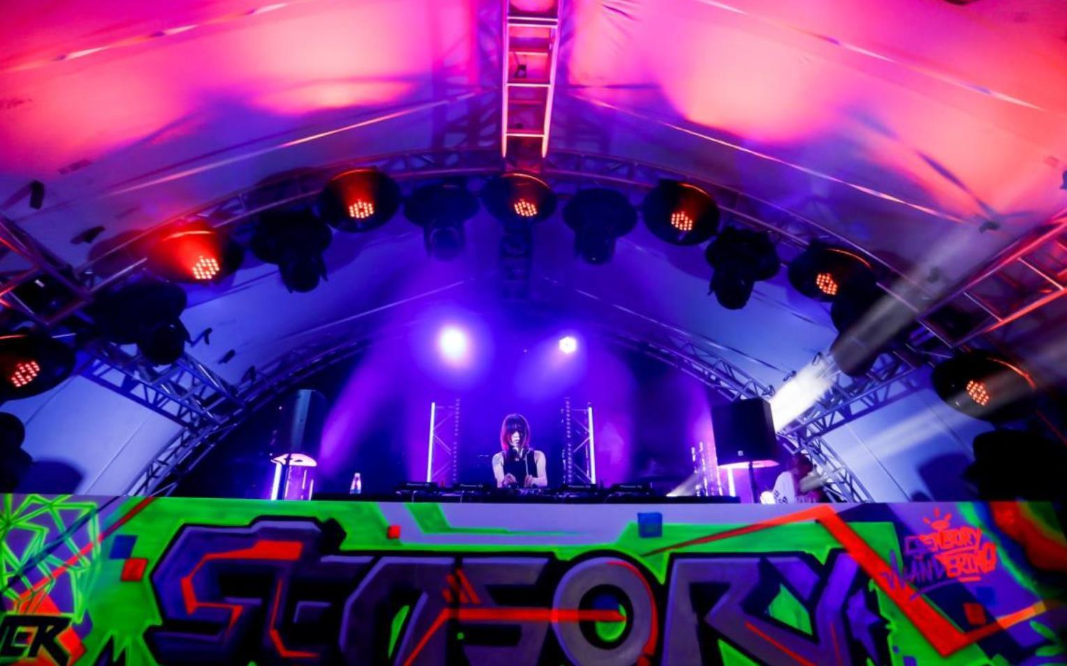 cice,放刺电音制作学院的教师ning 与学员hell jill这4位风格各异的dj