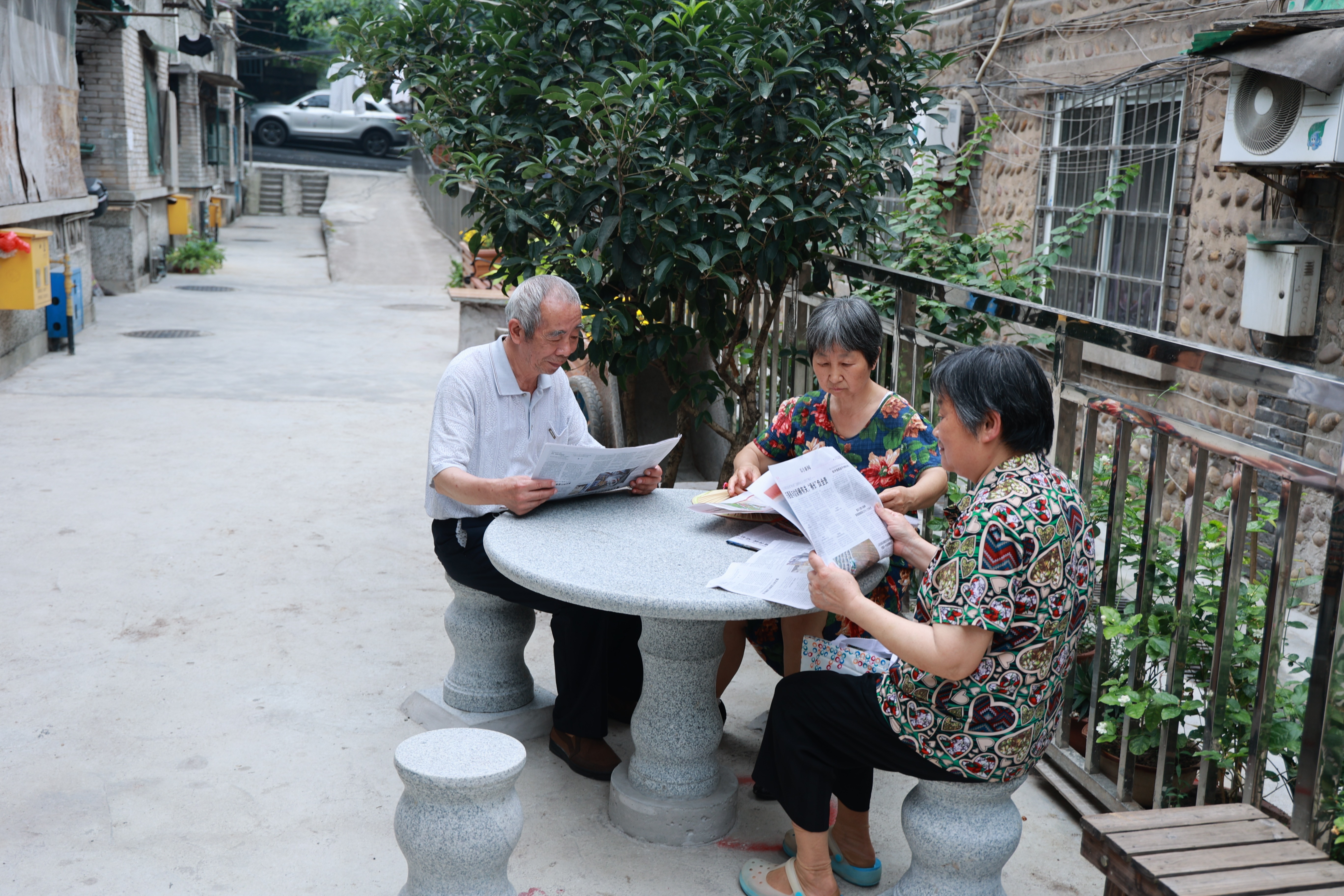 居民在改造后的长风社区里看报学习. 庞滔滔 摄